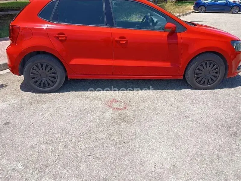 Usado VW Polo Edition 75 CV (55 kW) 2014 Rojo Berlina
