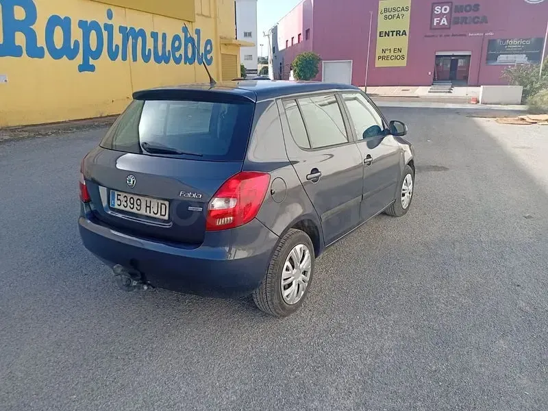 Usado Skoda Fabia Ambition 75 CV (55 kW) 2012 Azul Berlina