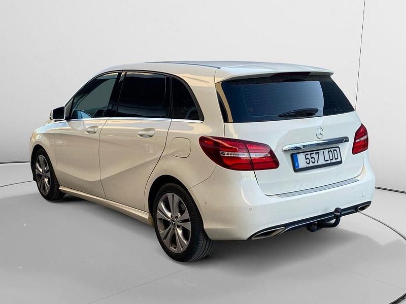 Usado Mercedes B180 Urban 122 CV (89 kW) 2018 Blanco Monovolumen