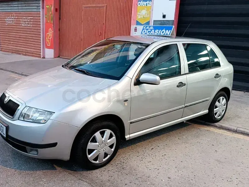 Usado Skoda Fabia Elegance 101 CV (74 kW) 2001 Gris / plata Berlina