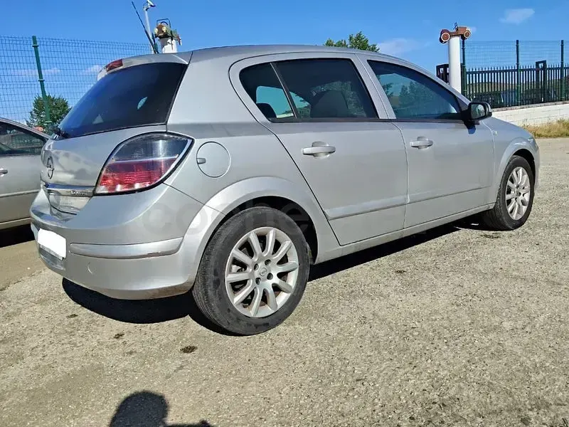 Usado Opel Astra Enjoy 115 CV (84 kW) 2008 Gris / plata Berlina