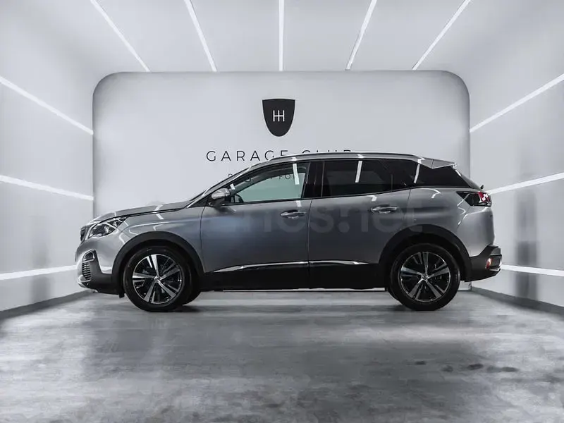 Usado Peugeot 3008 Allure 130 CV (95 kW) 2019 Gris / plata SUV