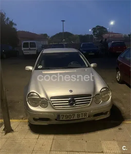 Usado Mercedes C200 163 CV (119 kW) 2002 Gris / plata Berlina