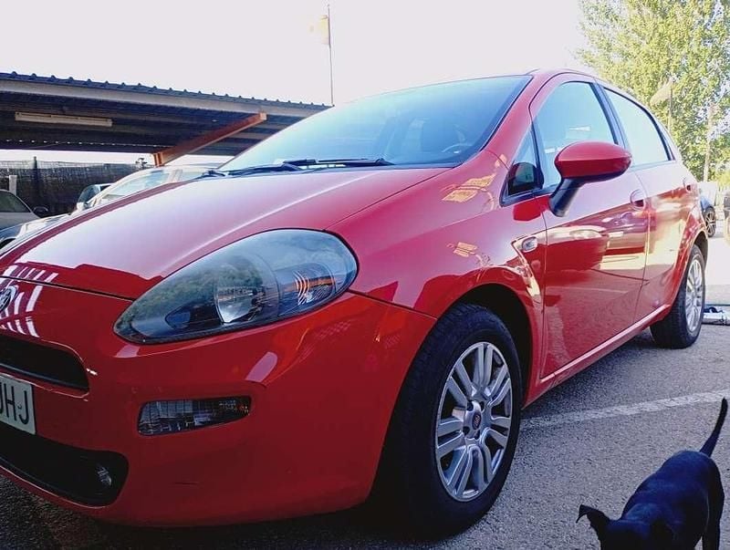 Rojo Usado 2015 Fiat Punto Young Utilitario | 3950 € (Super precio) - Imagen 1/4