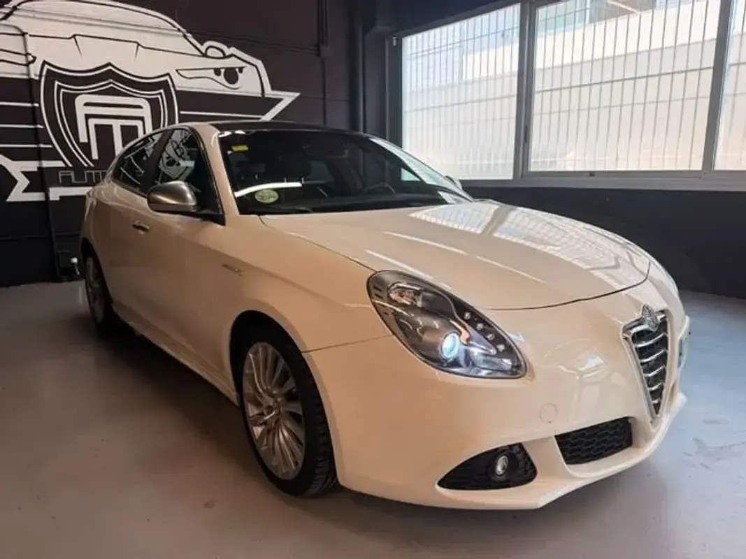 Usado Alfa Romeo Giulietta Distinctive 105 CV (77 kW) 2011 Blanco Utilitario