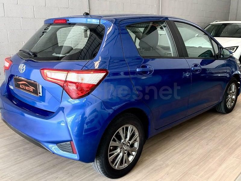 Usado Toyota Yaris Active 69 CV (50 kW) 2018 Azul Berlina