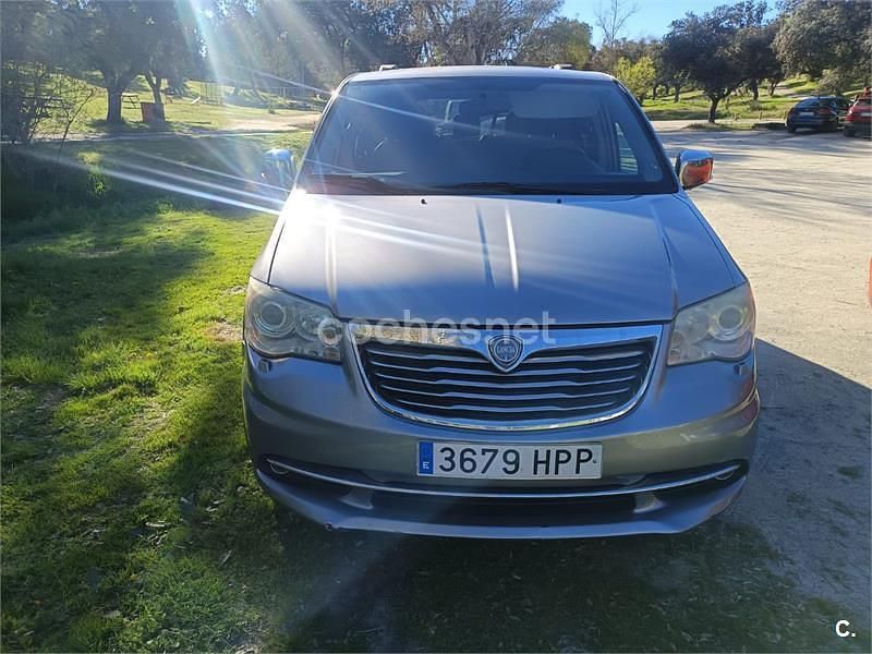 Usado Lancia Voyager Gold 163 CV (119 kW) 2013 Gris / plata Monovolumen