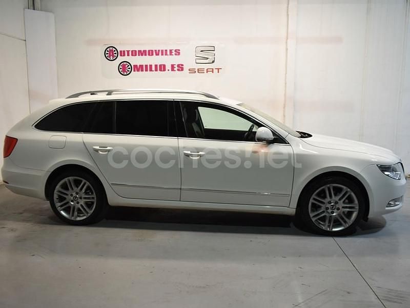 Usado Skoda Superb Exclusive 160 CV (117 kW) 2011 Blanco Familiar