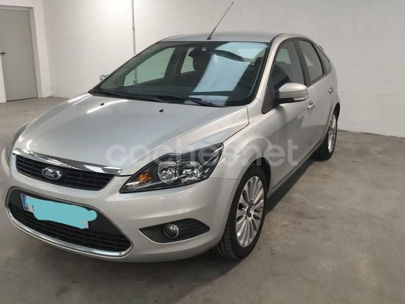 Gris / plata Usado 2010 Ford Focus Titanium Berlina | 5990 € (Precio justo) - Imagen 1/4