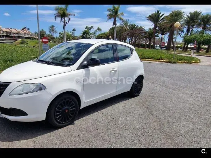 Usado Lancia Ypsilon 69 CV (50 kW) 2015 Blanco Utilitario