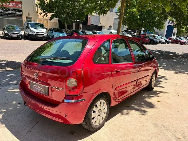 Usado Citroën Xsara Picasso Exclusive 92 CV (67 kW) 2011 Granate Monovolumen