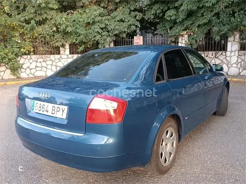 Usado Audi A4 115 CV (84 kW) 2001 Azul Berlina