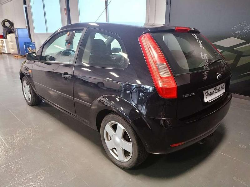 Usado Ford Fiesta 90 CV (66 kW) 2005 Negro Familiar