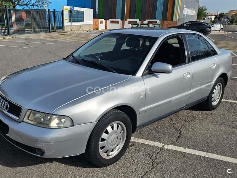 Usado Audi A4 110 CV (80 kW) 1999 Gris / plata Berlina