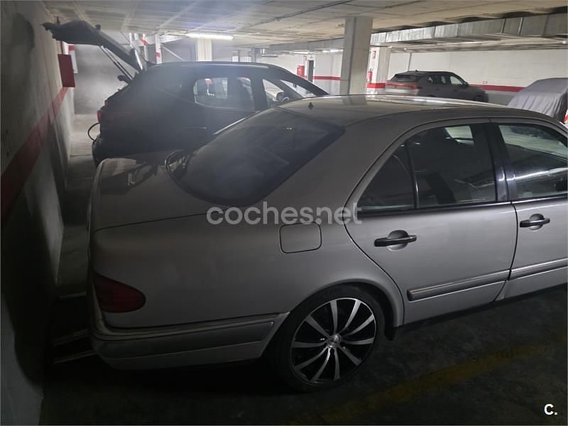 Usado Mercedes E280 Elegance 204 CV (150 kW) 1997 Gris / plata Berlina
