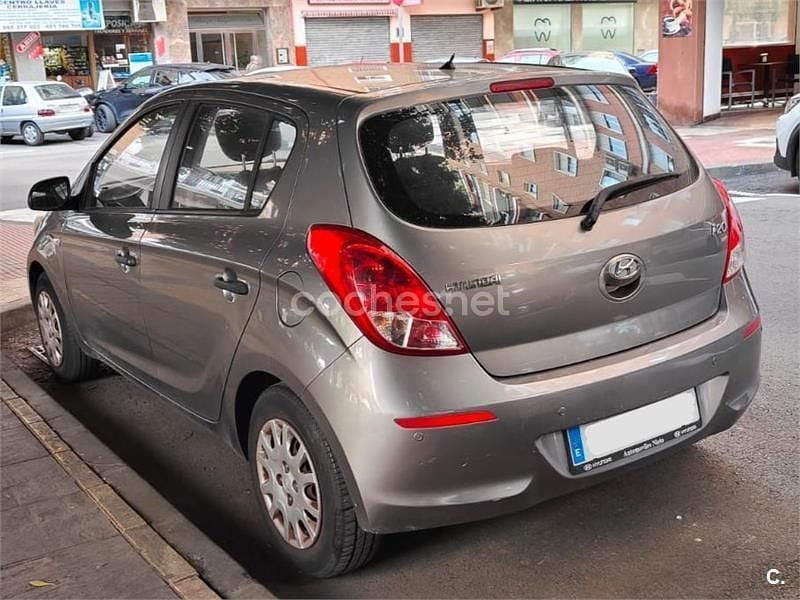 Usado Hyundai i20 85 CV (62 kW) 2013 Gris / plata Utilitario