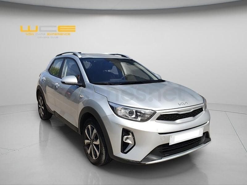 Usado Kia Stonic 100 CV (73 kW) 2025 Gris / plata SUV