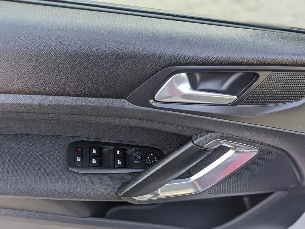 Usado Peugeot 308 SW Style 130 CV (95 kW) 2019 Blanco Familiar