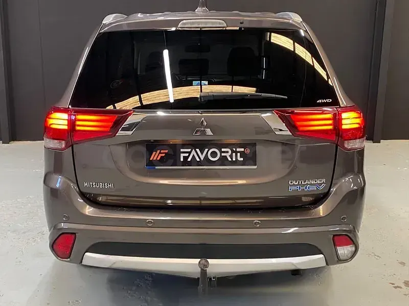 Usado Mitsubishi Outlander P-HEV 203 CV (149 kW) 2016 Marrón SUV
