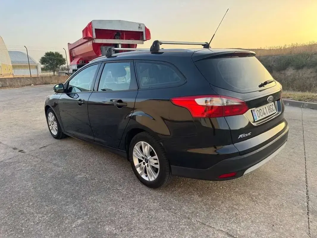 Usado Ford Focus Trend 109 CV (80 kW) 2012 Negro Familiar
