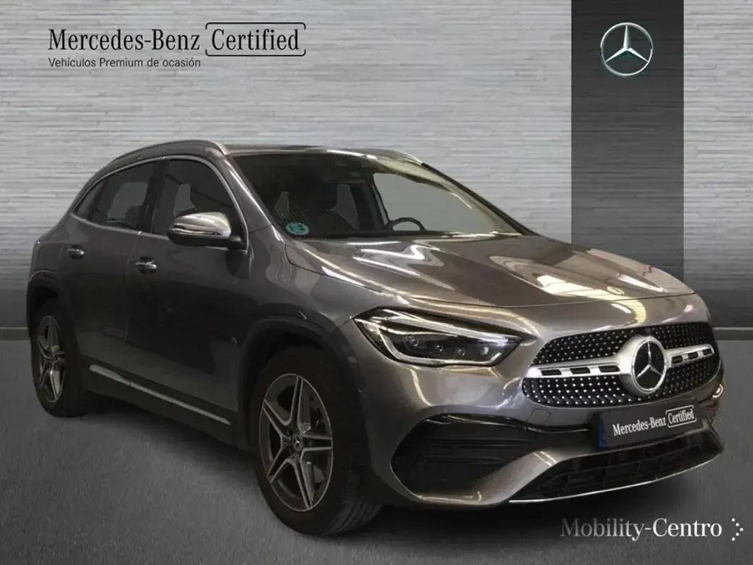 Usado Mercedes GLA180 AMG line 136 CV (100 kW) 2022 Mountaingrau  met. SUV