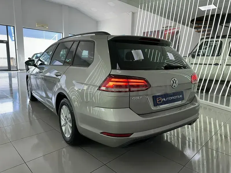 Usado VW Golf VII Business 115 CV (84 kW) 2021 Gris / plata Utilitario