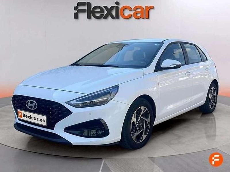 Usado Hyundai i30 120 CV (88 kW) 2024 Blanco Berlina