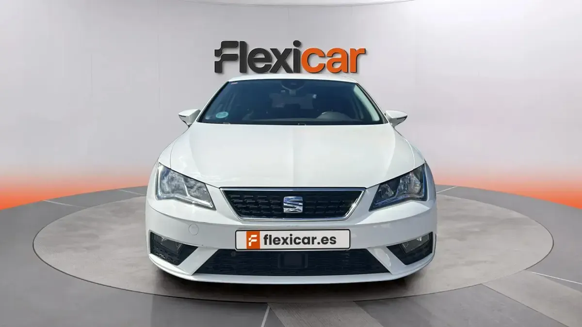 Usado Seat Leon Style 130 CV (95 kW) 2018 Blanco Berlina