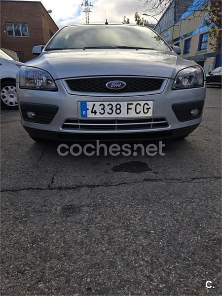 Usado Ford Focus Trend 115 CV (84 kW) 2006 Gris / plata Berlina