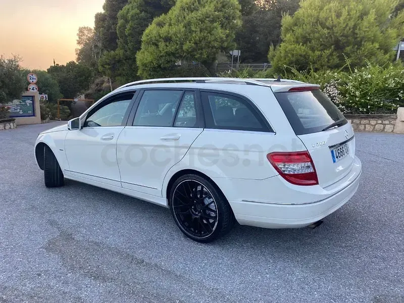 Usado Mercedes C200 136 CV (100 kW) 2010 Blanco Familiar