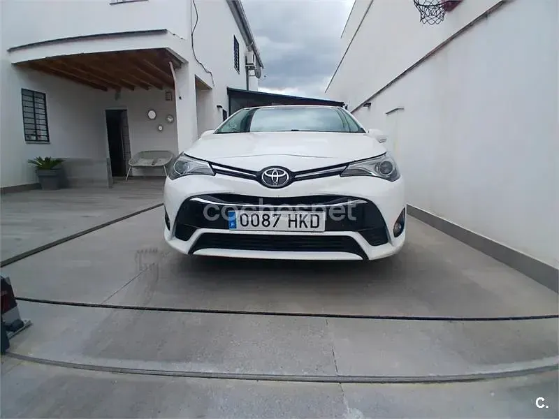 Usado Toyota Avensis Advance 126 CV (92 kW) 2012 Blanco Berlina