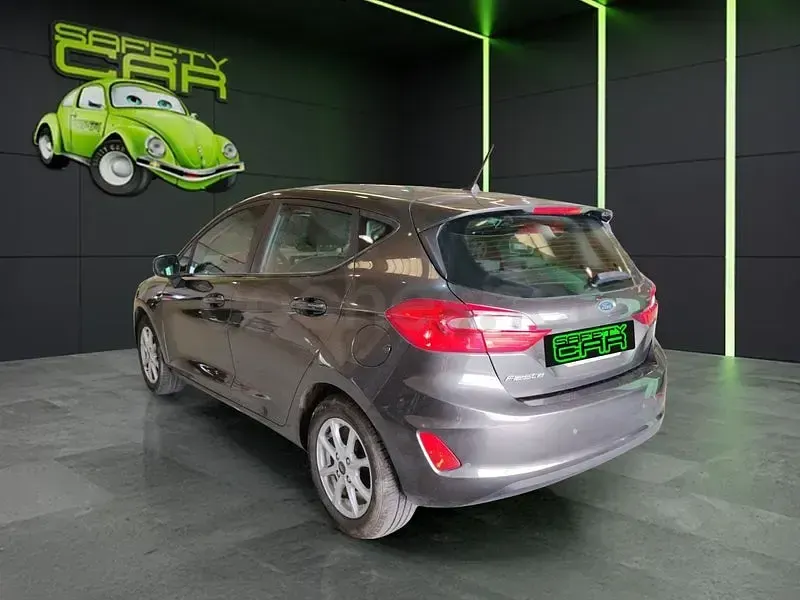 Usado Ford Fiesta Trend 85 CV (62 kW) 2018 Gris / plata Utilitario