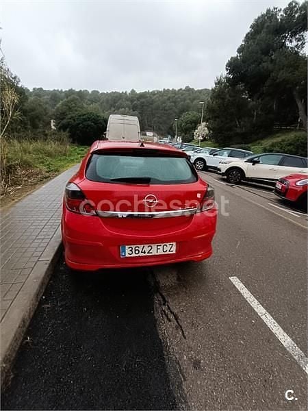 Usado Opel Astra GTC Enjoy 105 CV (77 kW) 2006 Rojo Berlina