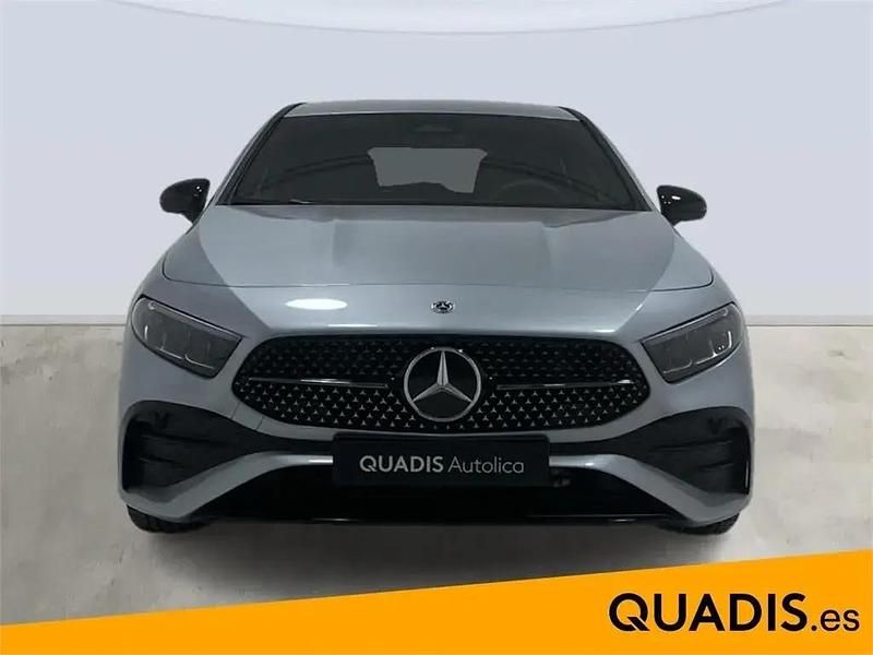 Usado Mercedes A200 150 CV (110 kW) 2025 Gris / plateado Berlina