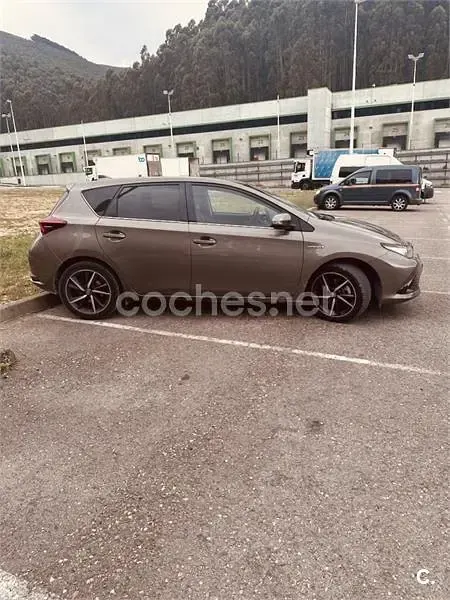 Usado Toyota Auris Hybrid Edition 136 CV (100 kW) 2019 Marrón Berlina