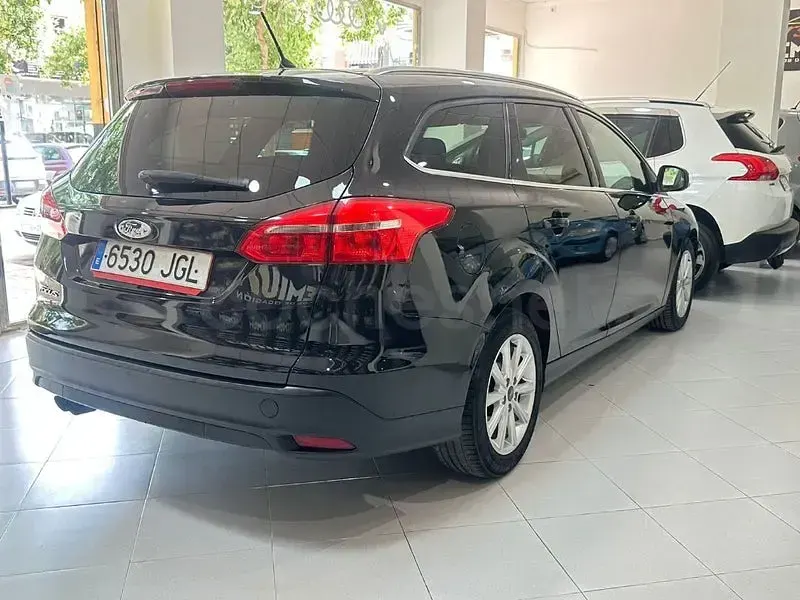 Usado Ford Focus Trend 120 CV (88 kW) 2015 Negro Familiar
