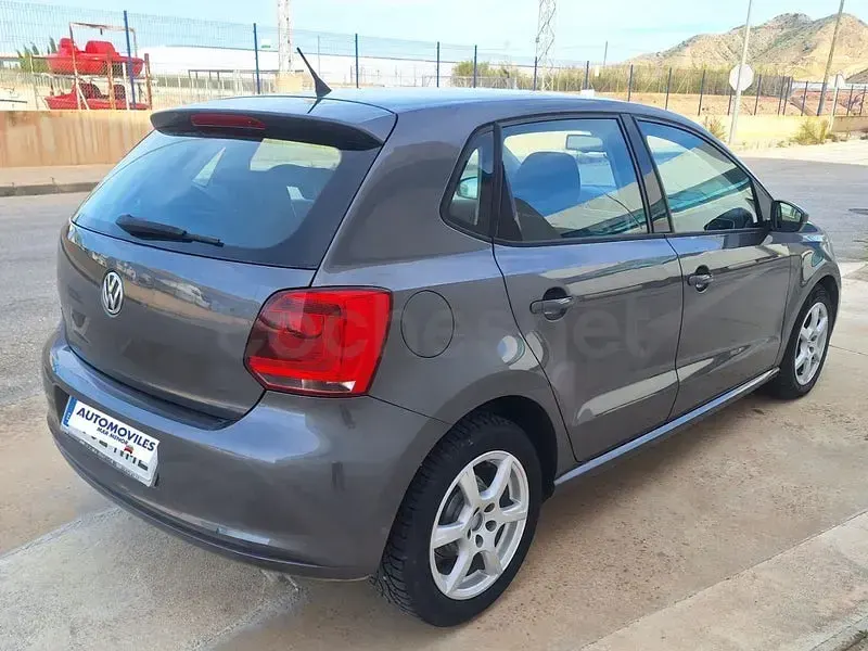Usado VW Polo Advance 75 CV (55 kW) 2011 Gris / plata Utilitario