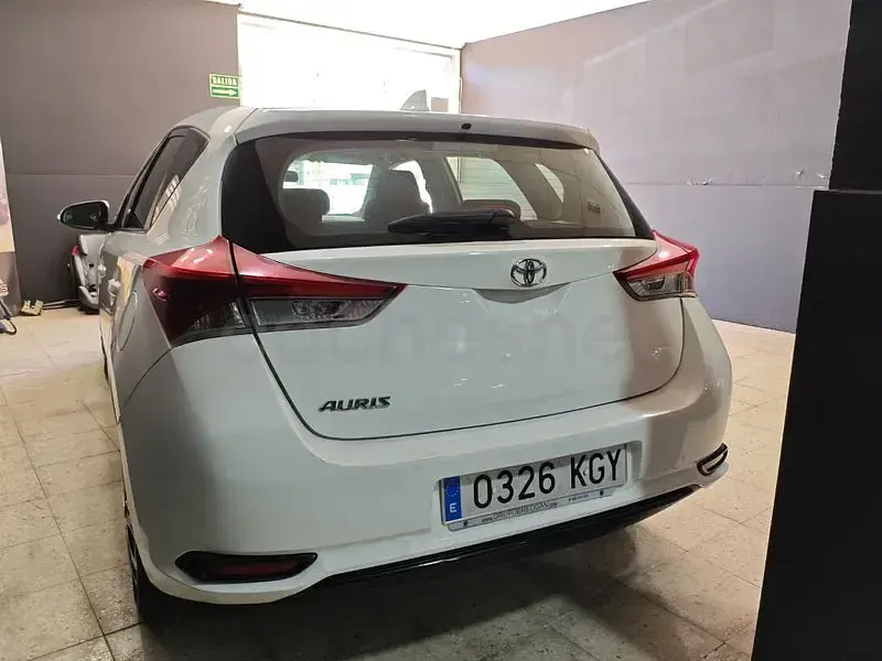 Usado Toyota Auris Business Edition 90 CV (66 kW) 2018 Blanco Berlina
