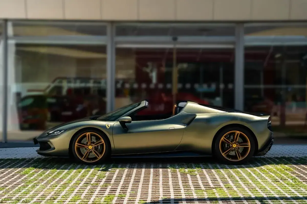Nuevo Ferrari 296 830 CV (610 kW) 2025 Verde metalizado Descapotable