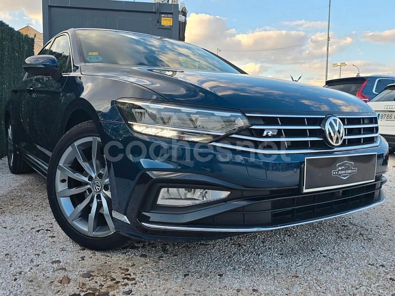 Azul Usado 2020 VW Passat R-line Berlina | 19.990 € (Precio justo) - Imagen 1/4