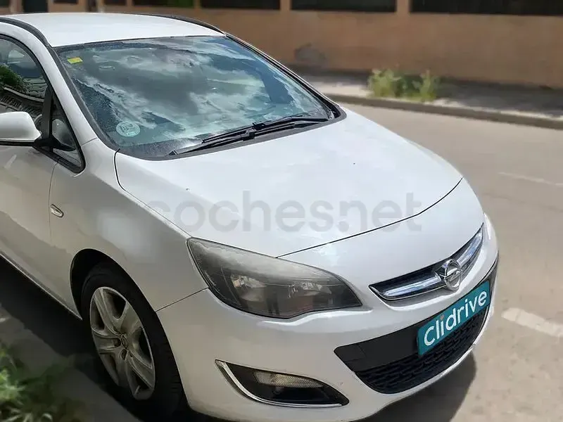 Usado Opel Astra Selective 110 CV (80 kW) 2012 Blanco Familiar
