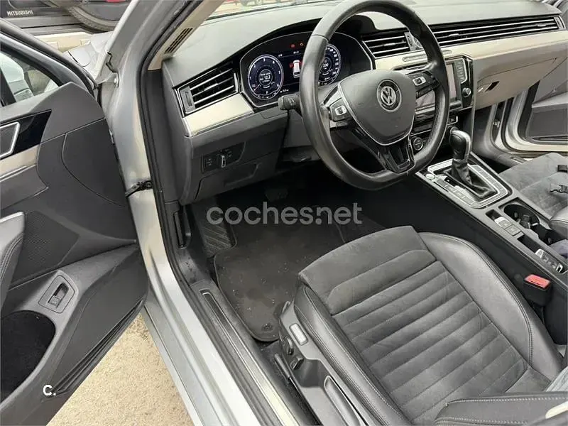 Usado VW Passat Sportline 190 CV (139 kW) 2016 Gris / plata Familiar