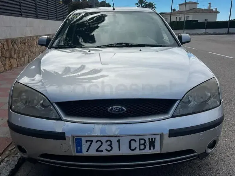 Usado Ford Mondeo Trend 115 CV (84 kW) 2004 Gris / plata Berlina