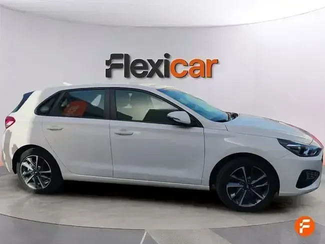 Usado Hyundai i30 120 CV (88 kW) 2022 Blanco