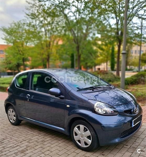 Usado Toyota Aygo Sport 68 CV (50 kW) 2005 Gris / plata Utilitario