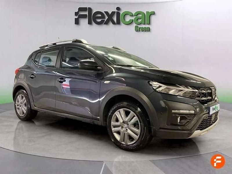 Usado Dacia Sandero Comfort 91 CV (66 kW) 2022 Gris Utilitario