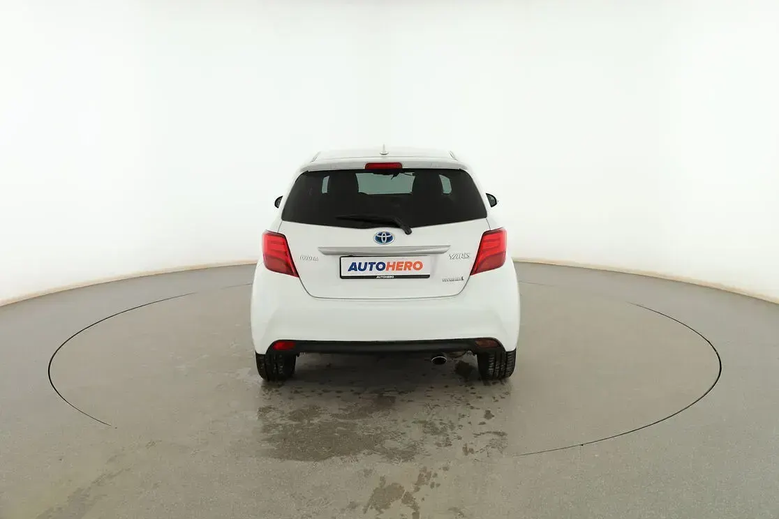Usado Toyota Yaris Hybrid Advance 101 CV (74 kW) 2017 Blanco Berlina