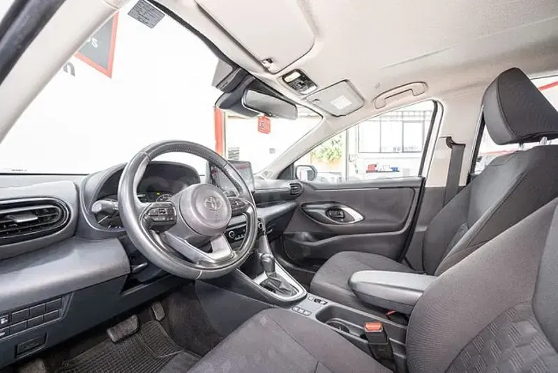 Usado Toyota Yaris 125 CV (91 kW) 2024 Blanco Utilitario
