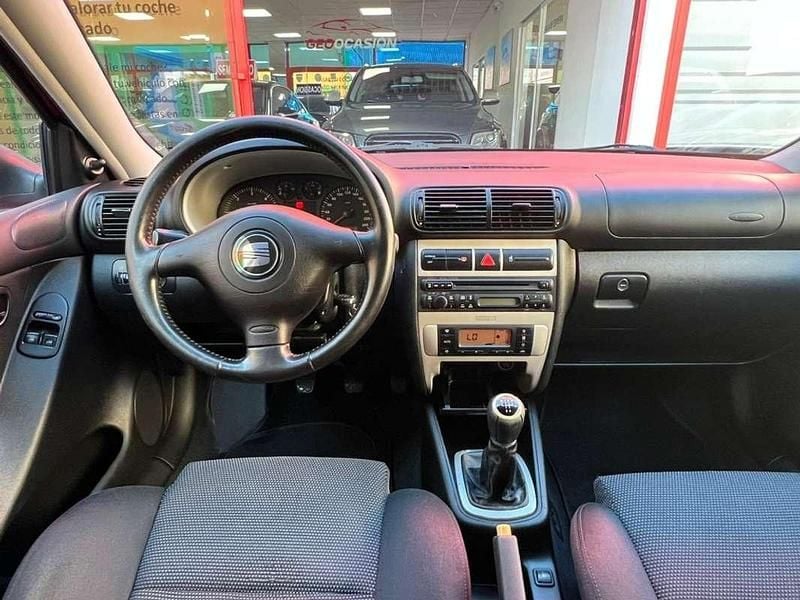 Usado Seat Leon Stella 90 CV (66 kW) 2003 Rojo Utilitario