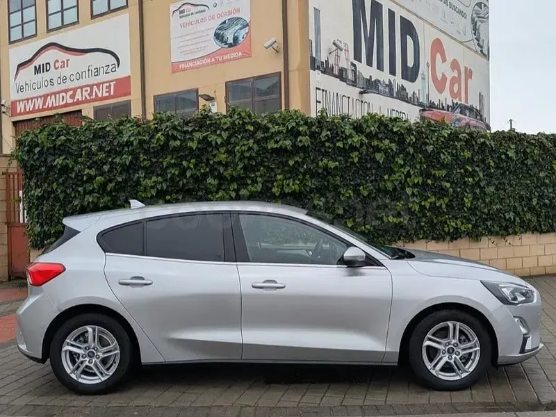 Usado Ford Focus Titanium 120 CV (88 kW) 2021 Gris / plata Berlina